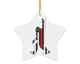 ビッグフット シン レッド ライン セラミック オーナメント - 4 つの形状 - スノーフレーク、スター、ハート、サークル - 消防士のホリデー デコレーション