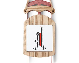 オーナメント、細い赤い線の消防士旗が描かれたビッグフットのプロフィール、クリスマスツリーの装飾、ホリデーギフト、ツリーの装飾、オーナメントセット、