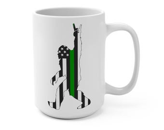 ビッグフット シン グリーン ライン マグ 15 オンス | 軍事および環境支援 | 大型コーヒー ティー マグ | グリーン ライン コミュニティ ギフト