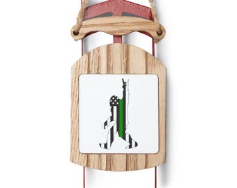 オーナメント、薄い緑の線で囲まれたビッグフットのプロフィール、軍旗、軍隊への贈り物、愛国的なオーナメント、ビッグフット愛好家への贈り物、アーミーグリーン