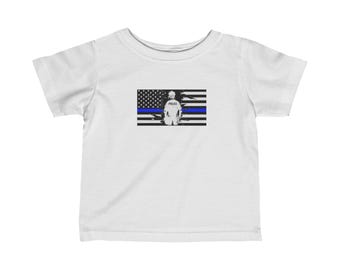 女性警察官の細い青い線の旗幼児用ファインジャージーTシャツ - 柔らかくて丈夫なベビーシャツ - サイズ6〜24ヶ月
