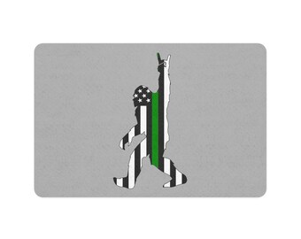 ビッグフット シングリーンライン ペットフードマット | 軍事サポート | 犬と猫用の滑り止め 12x18 給餌マット | 耐久性のあるデザイン