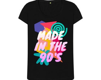 Könnte beinhalten: Schwarzes T-Shirt mit Rundhalsausschnitt und dem Text "MADE IN THE 90'S" in einem farbenfrohen Retro-Design. Die Grafik enthält geometrische Formen und eine Spirale in Pink, Blau, Gelb und Grün.