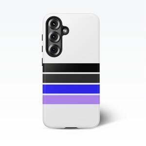 Peut inclure: Une coque de smartphone blanche avec un ensemble de caméras noires et un motif à rayures horizontales. Les rayures sont noires, grises, bleues et violettes. La coque est conçue pour un smartphone.
