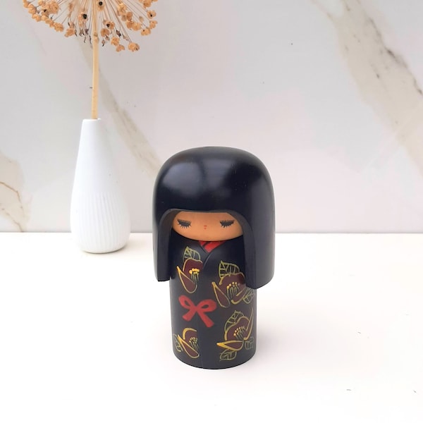 Poupée kokeshi créative vintage « Camelia jaune » par Hajime. 12,5 cm