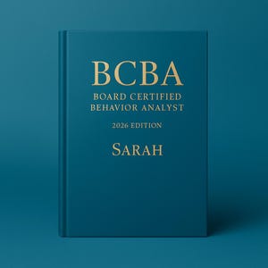以下が含まれることがあります： 金色の文字が入ったティール色の本。表紙には「BCBA BOARD CERTIFIED BEHAVIOR ANALYST 2026 EDITION SARAH」と書かれています。教育的または専門的な使用に適した、すっきりとしたプロフェッショナルなデザインの本です。
