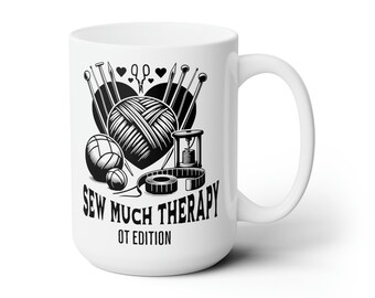 Pode incluir: Caneca de cerâmica branca com um design em preto e branco de ferramentas de costura e tricô, um coração e o texto "Sew Much Therapy OT Edition".