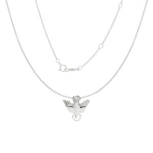 Könnte beinhalten: Eine silberne Kettenkette mit einem Taubenanhänger. Die Taube ist im Flug mit ausgebreiteten Flügeln.