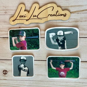 Peut inclure: Quatre écussons rectangulaires avec des images sur le thème du baseball. Trois écussons montrent des enfants tenant des battes, et un montre un enfant lançant une balle. Un panneau en bois avec le texte "Lexi Lu Creations" est au-dessus.