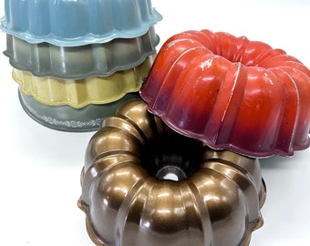 Bundt pans vintage / fluted /colorful pans   /set of 6