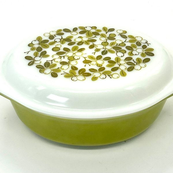 PYREX Verde 1.5 Quart Casserole | Vintage Olive Motif Dish with Lid | Avocado Green Kitchenware