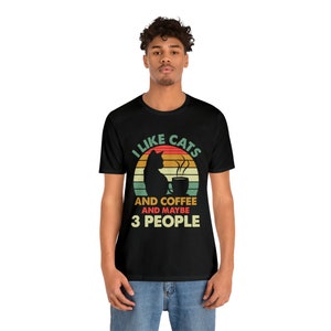 Lustige Katze Spruch Unisex Jersey Kurzarm T-Shirt Ich mag Katzen und Kaffee und vielleicht 3 Personen T-Shirt Tierliebhaber Geschenk Sarkastische Katze Geschenk Shirt
