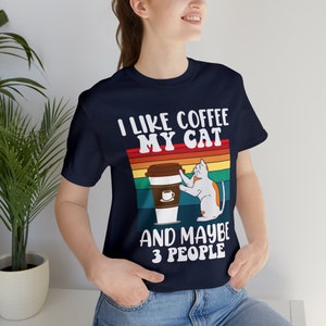 Ich mag Kaffee meine Katze und vielleicht 3 Personen Unisex Jersey Kurzarm T-Shirt Katze Mama Shirt Geschenk lustige Katze Papa Shirt lustige sarkastische Katze T Shirt