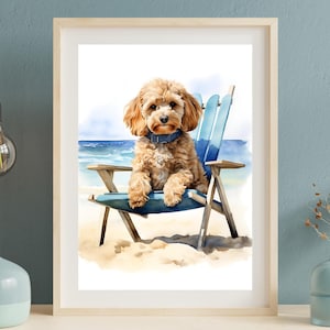 以下が含まれることがあります： 砂浜の青いビーチチェアに座っている、小さな薄い茶色の犬の水彩画。犬は直接鑑賞者を見つめている。