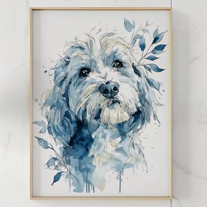 Op de afbeelding: Waterverfschilderij van een hond met blauwe en grijze tinten, omlijst in goud. De hond heeft een pluizige vacht en is versierd met blauwe bladaccenten. Het kunstwerk is een portret van een hond.