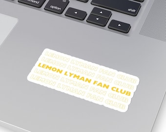 Puede incluir: Una pegatina blanca con el texto "LEMON LYMAN FAN CLUB" repetido cinco veces en formato apilado. El texto es de color amarillo con un contorno blanco.