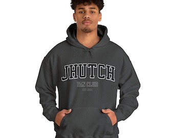 Puede incluir: Una sudadera con capucha de color gris oscuro con el texto "JHUTCH FAN CLUB EST. 1993" impreso en blanco en la parte delantera.