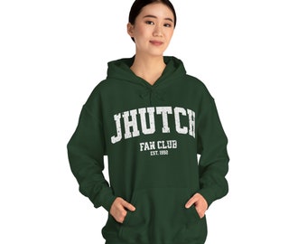 Puede incluir: Una sudadera con capucha verde oscuro con un gráfico blanco desgastado que dice "Jhutch Fan Club Est. 1992".