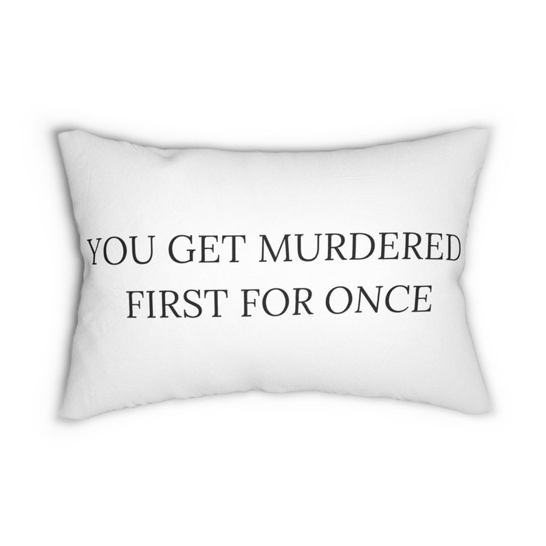 Du blir mördad först för en gångs skull - Spunnen polyester ländryggskudde 50x33 cm bild 3
