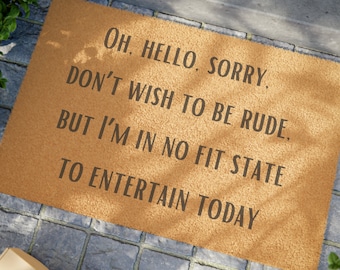 Puede incluir: Una alfombra de coco marrón con el texto "OH. HELLO, SORRY. DON'T WISH TO BE RUDE. BUT I'M IN NO FIT STATE TO ENTERTAIN TODAY."