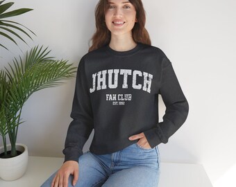 Puede incluir: Una sudadera gris oscuro con texto blanco que dice "JHUTCH FAN CLUB EST. 1992".