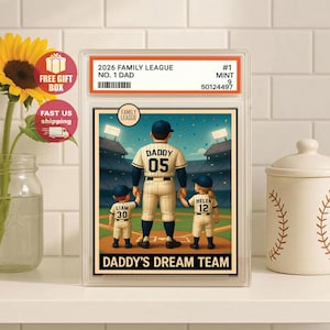 Może przedstawiać: Oprawiona grafika o tematyce baseballowej przedstawiająca ojca i dwoje dzieci w strojach baseballowych. Grafika zatytułowana jest "2026 Family League No. 1 Dad" i "Daddy's Dream Team". Na koszulce ojca widnieje napis "Daddy 05", a na koszulkach dzieci "Liam 30" i "Helen 12".