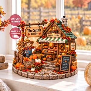 Könnte beinhalten: Eine Miniatur-Hofladen-Dekoration mit Vogelscheuche, Kürbissen und Herbstlaub. Ein hängendes Schild trägt die Aufschrift The Smith Family, eine Tafel listet Harvest Favorites auf. Das Gebäude hat ein grünes Dach und warme Innenbeleuchtung.