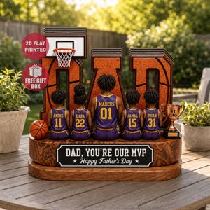Könnte beinhalten: Ein personalisiertes Geschenk zum Vatertag im Basketball-Design. Der Holzsockel zeigt ein Basketballfeld-Design mit dem Wort "DAD" in großen Buchstaben. Fünf Figuren in lila und goldenen Trikots sitzen vor dem Wort "DAD". Eine Trophäe und ein Basketball sind ebenfalls enthalten.