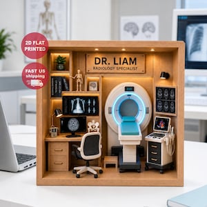 Könnte beinhalten: Ein hölzernes Diorama einer Radiologiepraxis mit einem CT-Scanner, einem Schreibtisch mit Computermonitor, der einen Gehirnscan zeigt, einem Drehstuhl, einem medizinischen Wagen mit Monitor, einem Skelettmodell und einem Schild DR. LIAM RADIOLOGY SPECIALIST.