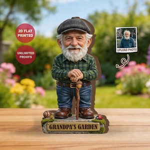 Könnte beinhalten: Personalisierte Holzfigur eines lächelnden älteren Mannes in einem grünen karierten Hemd, Jeans und einer Schiebermütze, der einen Wanderstock hält. Die Basis lautet "GRANDPA'S GARDEN". Enthält ein kleines Foto und Text "UPLOAD PHOTO".