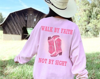 Sudadera con botas rosas de vaquera, Walk By Faith, camiseta con gráfico occidental para mujer, colores cómodos de gran tamaño, lindas camisetas campestres, regalo religioso