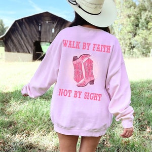 Sweater met roze laarzen cowgirl, Walk By Faith, western grafisch T-shirt voor vrouwen, extra grote comfortkleuren, schattige countryshirts, religieus cadeau