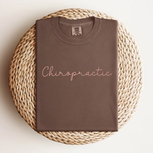 Kiropraktor t-shirt, kiropraktorpresent, kiropraktorstudent, kiropraktorskjorta, kiropraktorskjorta, kiropraktorexamen, kiropraktormottagning, ryggradskjorta, Espresso