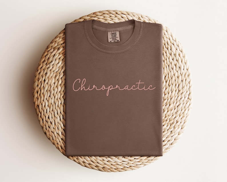 Kiropraktor t-shirt, kiropraktorpresent, kiropraktorstudent, kiropraktorskjorta, kiropraktorskjorta, kiropraktorexamen, kiropraktormottagning, ryggradskjorta, Espresso