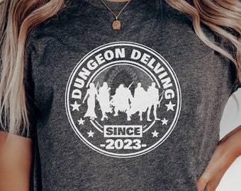 Dungeon Delving Custom Tee, Unisex Fit DnD Shirt, Geschenk für Geeks, Geschenk für Gamer, Cooles Shirt für Fantasy TTRPG Fans