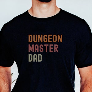 D&D Dungeon Master Dad Unisex T-Shirt, DnD Shirt, Geschenk für Väter, Geschenk für Geeks, Geschenk für Gamer, Cooles Shirt für Fantasy TTRPG Fans