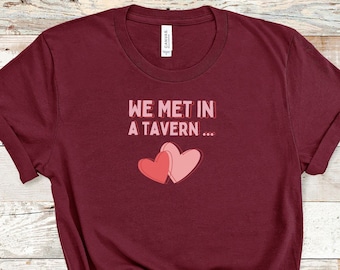 Wir trafen uns in einer Tafel D&D Valentinstag T-Shirt, DnD Shirt, Geschenk für Geeks, Geschenk für Gamer, Cooles Shirt für Fantasy TTRPG Fans