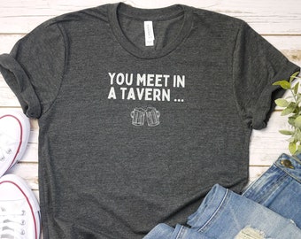 Camiseta unisex de D&D "Te encuentras en una taberna", camiseta de DnD, regalo para geeks, regalo para jugadores, camiseta genial para fanáticos de Fantasy TTRPG