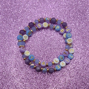 Jag gråter mycket men jag är så produktiv - Tortured Poets-inspirerade vänskapsarmband - Lila pärlor med periwinkle-motiv
