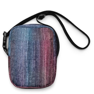 Sac à bandoulière utilitaire bleu rouge et noir d'aspect denim