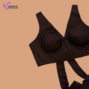 Op maat gemaakte zijden sareeblouse: mouwloze Indiase crop-top trouwblouse