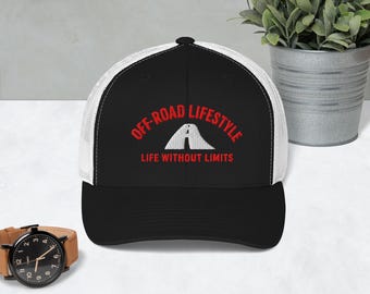 Puede incluir: Gorra de camionero negra y blanca con un logotipo bordado en rojo que dice "Off-Road Lifestyle" y "Life Without Limits".