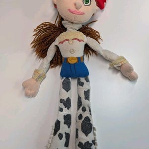 Jessie Toy Story Cowgirl Plush Doll Yarn Hair Red Hat Cow Print Pants immagine 1