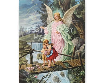 Op de afbeelding: Een canvas print van een vintage schilderij met een engel met uitgespreide vleugels, gekleed in een roze jurk en groene sjaal, die toezicht houdt op twee kinderen die een houten brug oversteken. Het kunstwerk toont een waterval en weelderig groen.