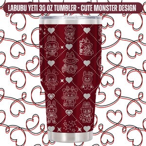 Puede incluir: Un vaso rojo de 887 ml con un dise&ntilde;o de monstruos lindos. El vaso presenta un patr&oacute;n repetido de monstruos de dibujos animados, corazones y estrellas. El texto "LABUBU YETI 30 OZ TUMBLER - CUTE MONSTER DESIGN" est&aacute; impreso en la parte superior.