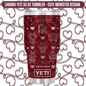 Puede incluir: Un vaso Yeti rojo de 887 ml con un dise&ntilde;o de monstruos lindos. El vaso presenta un patr&oacute;n de personajes de dibujos animados, corazones y estrellas. El nombre "LABUBU" se muestra en la parte superior, con el nombre "Jessica" y el logotipo de Yeti en la parte inferior.
