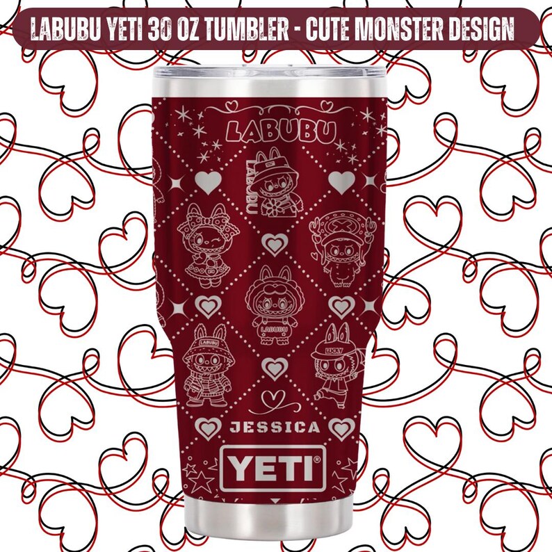 Puede incluir: Un vaso Yeti rojo de 887 ml con un dise&ntilde;o de monstruos lindos. El vaso presenta un patr&oacute;n de personajes de dibujos animados, corazones y estrellas. El nombre "LABUBU" se muestra en la parte superior, con el nombre "Jessica" y el logotipo de Yeti en la parte inferior.