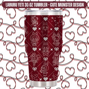 Puede incluir: Un vaso de acero inoxidable de 887 ml con un fondo rojo y un patr&oacute;n repetido de personajes de monstruos de dibujos animados blancos, corazones y estrellas. El vaso tiene un borde y una base plateados, y el texto "LABUBU YETI 30 OZ TUMBLER - CUTE MONSTER DESIGN" est&aacute; en la parte superior.