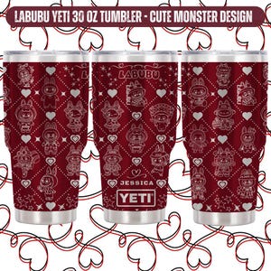 Puede incluir: Un vaso YETI de 887 ml con un fondo granate y un patr&oacute;n repetido de personajes de monstruos lindos, corazones y estrellas. El vaso tiene el texto "LABUBU" y "JESSICA".