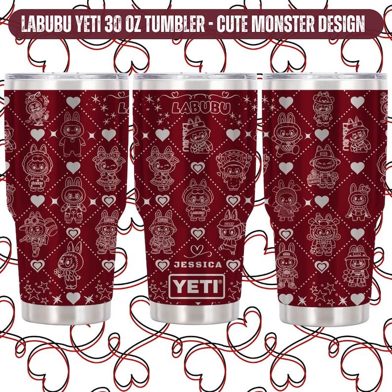Puede incluir: Un vaso YETI de 887 ml con un fondo granate y un patr&oacute;n repetido de personajes de monstruos lindos, corazones y estrellas. El vaso tiene el texto "LABUBU" y "JESSICA".